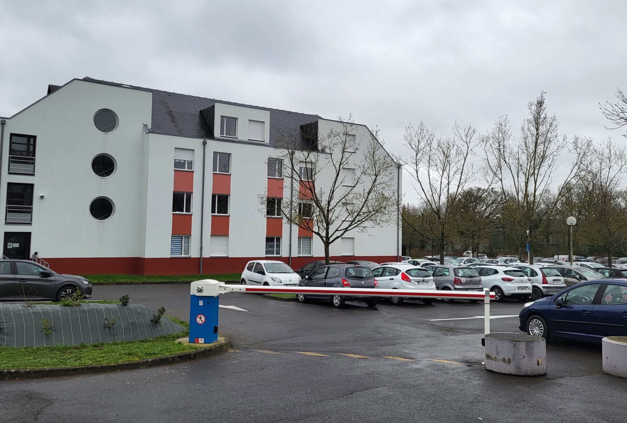 Pose d’une barrière automatique à l’entrée du parking