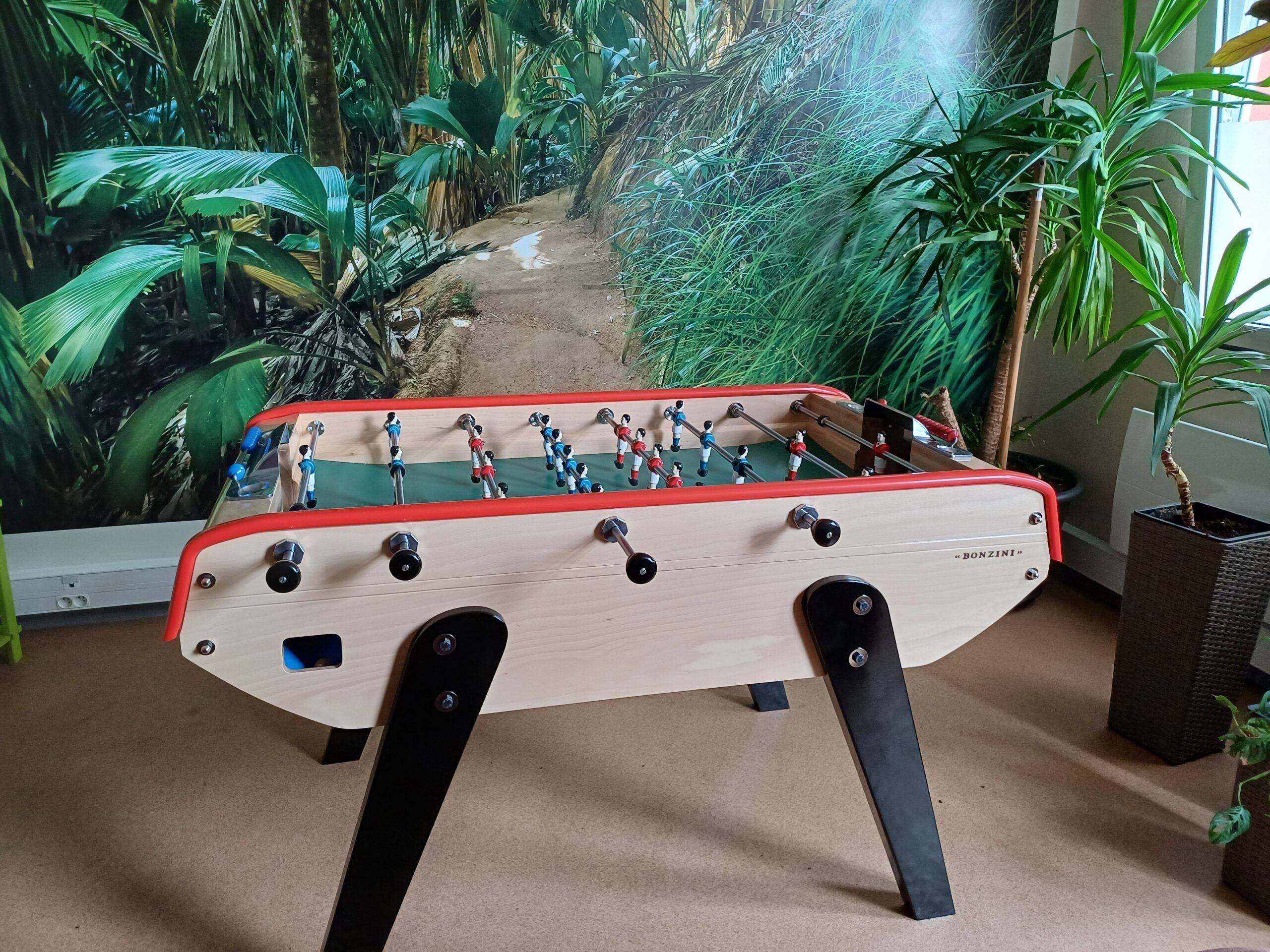 Un babyfoot trouve sa place dans la salle de convivialité !